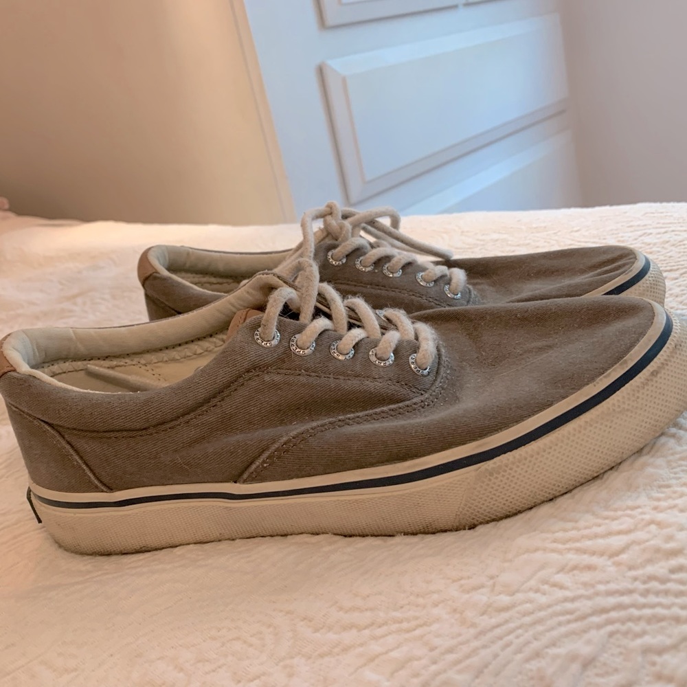 Sperry's low top shoe